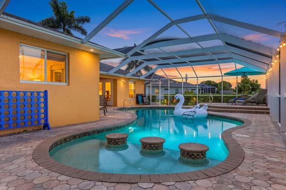 Pineapple Princess, Cape Coral - Image 3