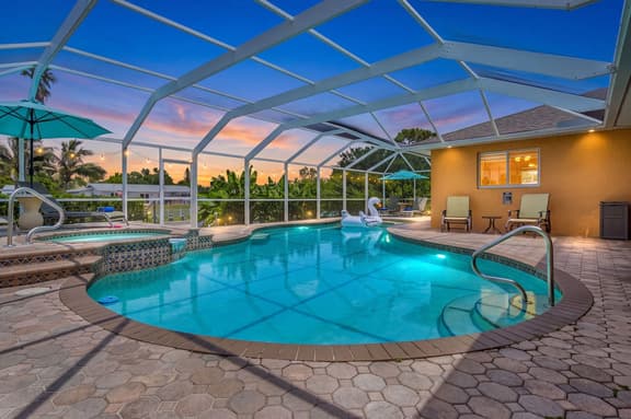 Pineapple Princess, Cape Coral - Image 1